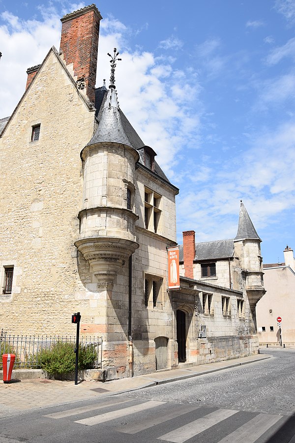 Photo of the Hôtel Cujas, home to the Musée de Berry, Bourges - image: Wikimedia Commons